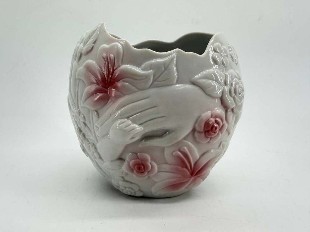 Vintage FTD 1993 Ceramic Vase Pink White Flowers Clasped Hands Taiwan 1.00 lb